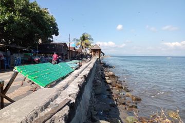 Pemkot Mataram pasang tanggul Ban Insang antisipasi abrasi pantai 