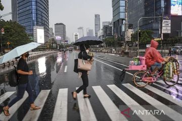 Sebagian Jakarta dilanda hujan disertai petir dan angin pada Kamis