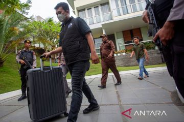 Foto-foto penggeledahan rumah Andhi Pramono di Batam