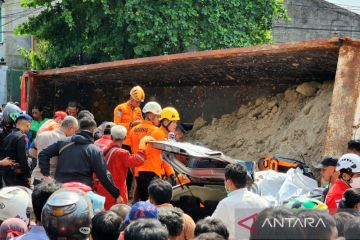 Petugas evakuasi mobil tertimpa truk pengangkut tanah di Semarang