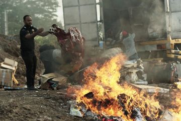 Bea Cukai Tanjung Perak Musnahkan Barang yang Menjadi Milik Negara Hasil Penindakan