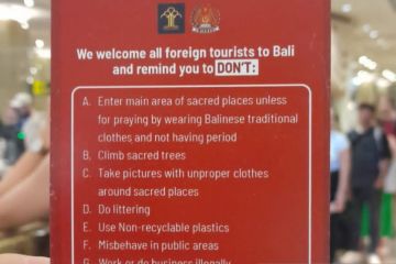 Imigrasi Bali bagikan kartu larangan dan kewajiban kepada wisman