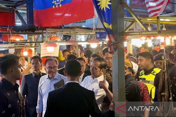 Presiden Jokowi dan PM Anwar "blusukan" bareng di Pasar Chow Kit