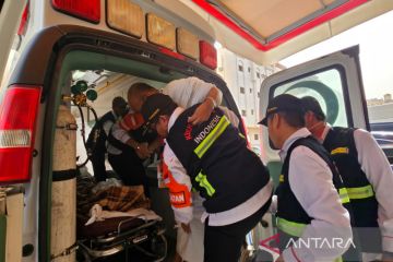 Calon haji sakit mulai diberangkatkan ke Mekkah dengan ambulans