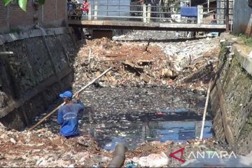 Pemkot Jaktim masih bersihkan sodetan kali Kampung Sumur yang mangkrak