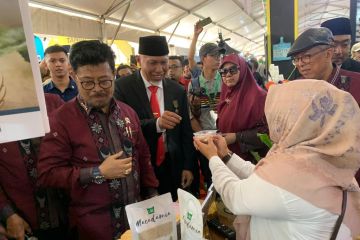 MENTAN KUNJUNGI STAND TEH LIKI