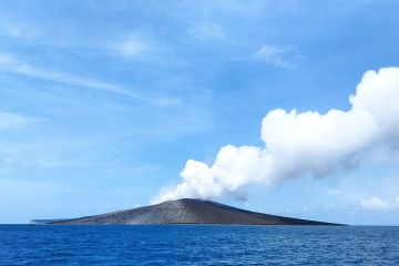 Gunung Anak Krakatau erupsi 6 kali selama Juni 2023