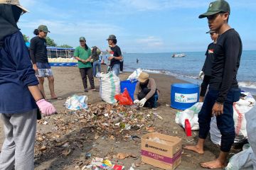 PLN inisiasi program bersih pantai Kota Makassar peringati HLH Sedunia