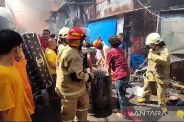 Belasan unit pemadam tangani kebakaran puluhan rumah di Jakarta
