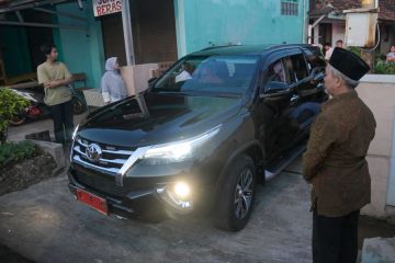 Seorang calon haji asal Purwakarta kaget dijemput mobil dinas bupati