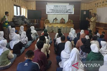 Baznas Kabupaten Bekasi salurkan bantuan untuk dhuafa-pelajar