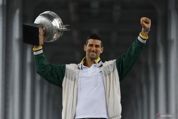 Novak Djokovic berpose dengan trofi juara Perancis Terbuka