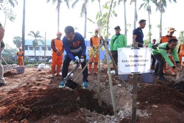 Jaga kualitas udara, Pemkot Jaktim dan PAM Jaya tanam pohon