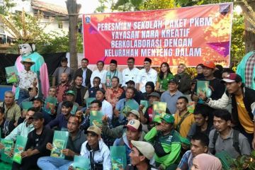 Ratusan warga di Jakarta terima bantuan kejar paket PKBM gratis