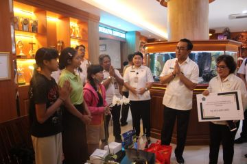Wali Kota Denpasar serahkan bantuan alat kesehatan untuk warga