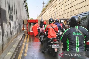Polisi bantu evakuasi mobil Gulkarmat Jaksel terguling di Pasar Minggu