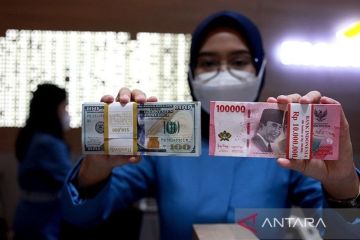 Rupiah turun tipis di tengah surplus neraca perdagangan Indonesia