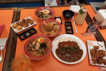 Makan ramen ditemani "Ultraman" di Ultramen