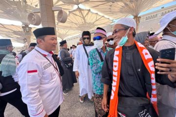 Kadaker Madinah titip doa kepada jemaah yang masuk Raudah