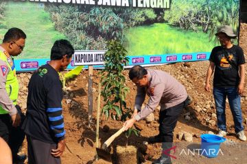 Polda Jateng tanami hutan di Ungaran Timur dengan tanaman buah