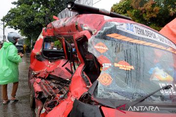 Kecelakaan angkot vs KRL di perlintasan sebidang Rawa Indah