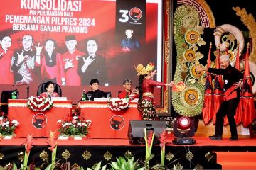 Ganjar joget Bumbung disaksikan Megawati, Prananda, dan Koster