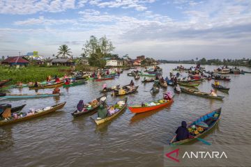 Wisata Pasar Terapung Lok Baintan