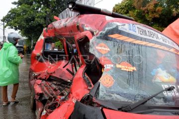 Angkot tertabrak KRL di Depok