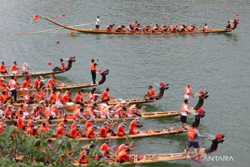 60 tim ikuti balapan perahu naga di Sanya China