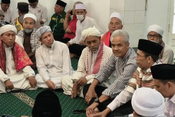 Ganjar dan TGBziarah ke Makam PahlawanZainuddin Abdul Majid