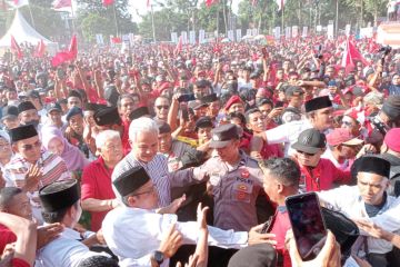 Ganjar Pranowo menyapa ribuan sukarelawan di Lombok