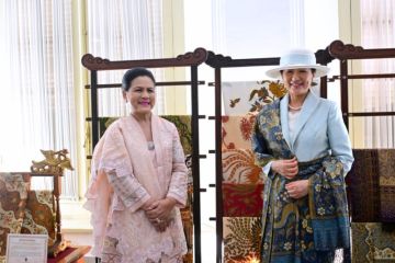 Ibu Negara ajak Permaisuri Jepang simak koleksi batik Jawa Hokokai
