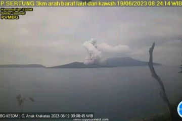 Gunung Anak Krakatau erupsi setinggi 1,5 kilometer ke arah tenggara