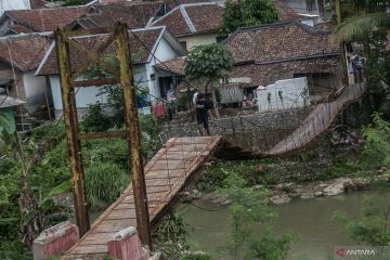 Jembatan gantung rusak di Lebak