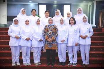 Menaker lepas keberangkatan 21 perawat sektor formal ke Singapura