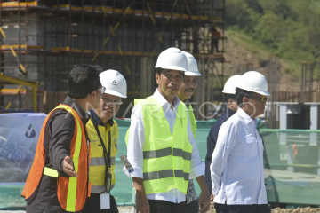 Presiden Jokowi tinjau proyek pembangunan smelter PT AMNT