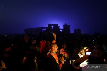 Perayaan titik balik matahari musim panas di Stonehenge