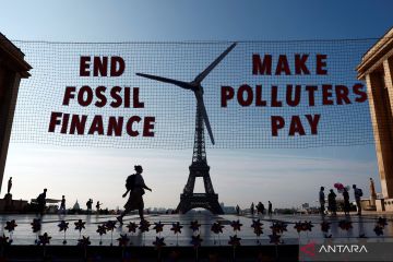 Aktivis iklim pasang turbin kincir angin di Menara Eiffel
