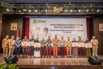 Bobby Nasution serahkan bantuan pendidikan bagi 125 mahasiswa