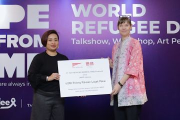 UNIQLO menyumbangkan 6000 pakaian untuk pengungsi di Indonesia