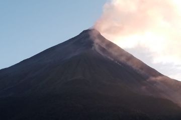 Warga dilarang masuk dalam radius 2,5 km dari kawah Gunung Karangetang