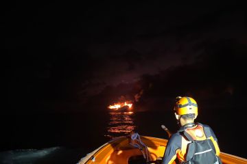 Basarnas Bali evakuasi KM Bandar Nelayan 271 yang terbakar
