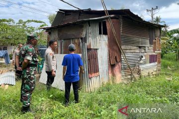 Polisi di Kolaka bedah rumah warga kurang mampu