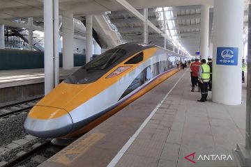 Luhut sebut warga sekitar Proyek KCJB akan diajak naik kereta cepat