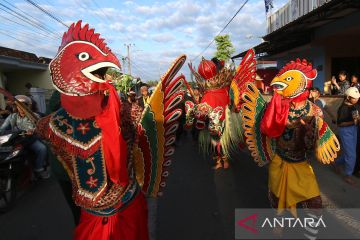 Pawai barong suku Osing simbol ritual bersih Desa