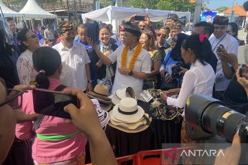 Mendag borong kerajinan warga saat buka acara di Pantai Jerman