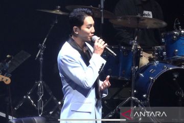 Lee Seung Gi hibur para penggemar di ISTORA Senayan