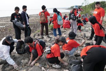 Ratusan relawan muda bersihkan sampah Teluk Jakarta