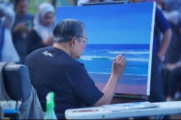Ribuan pelajar melukis bersama SBY di Pantai Pancer Door Pacitan