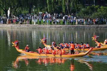 Kendati cuaca panas, pengunjung Festival Perahu Naga tetap membludak